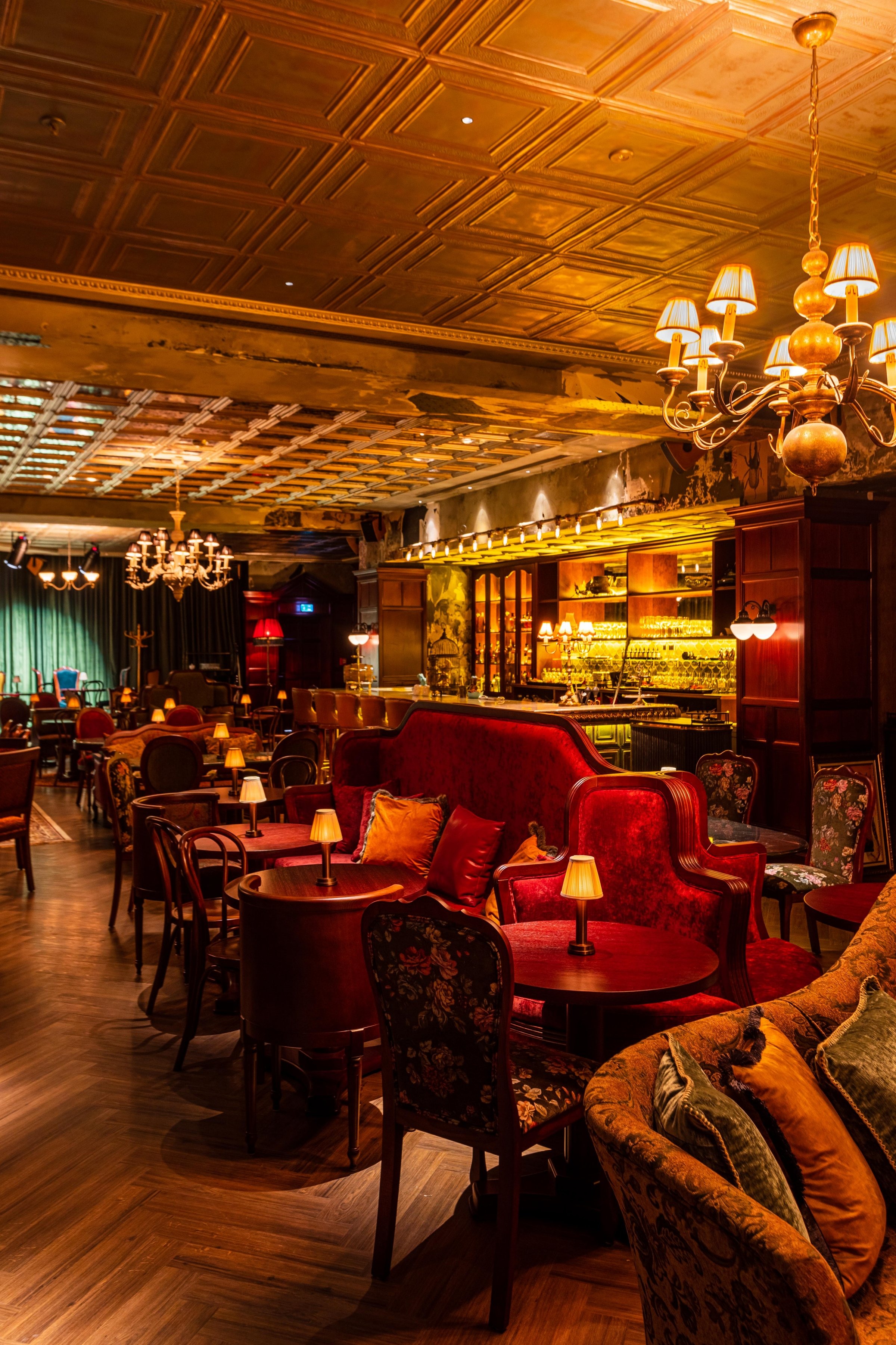 Elegantes Restaurant Interieur mit Lounge Zone